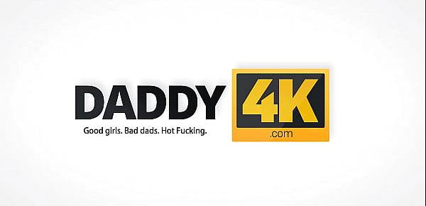  DADDY4K. Schwarzhaariges Mädchen und BFs Vater haben großartigen Sex auf dem Bett